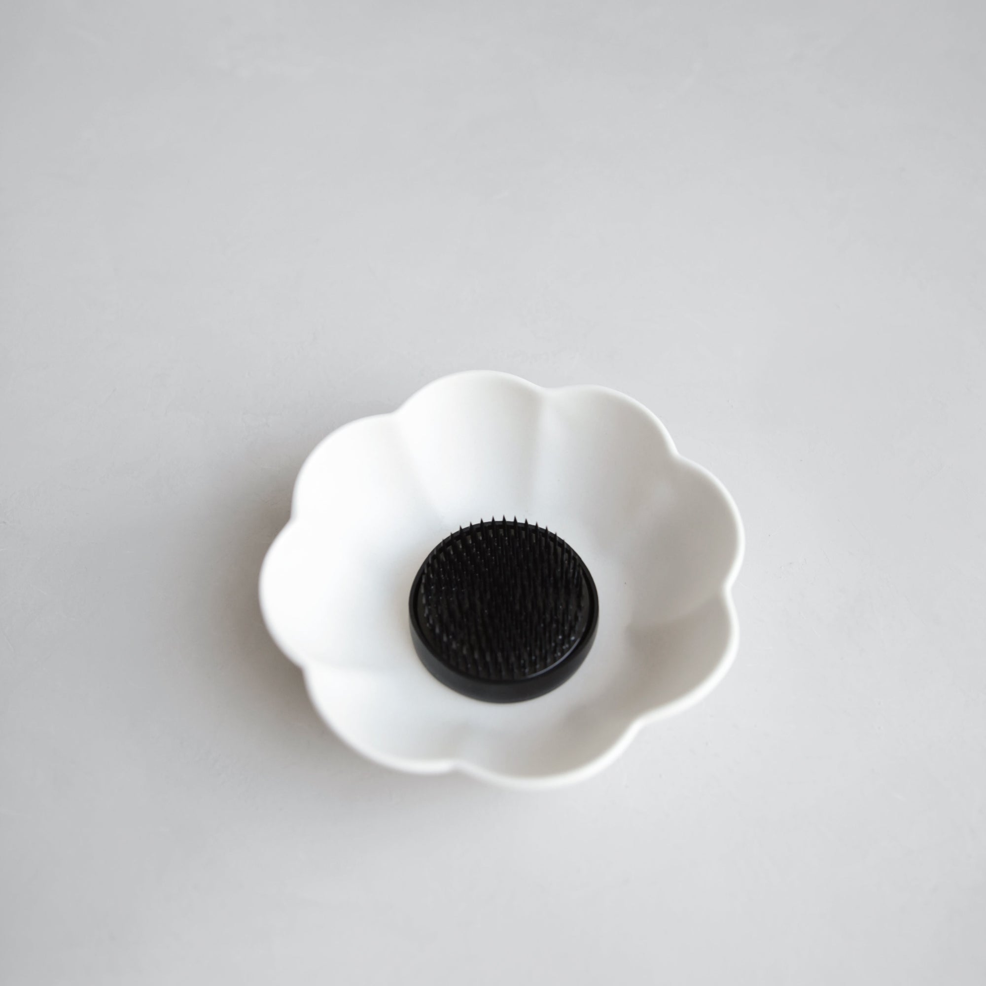 CeramicikebanapetaldishandJapanesePinfrog